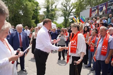 В.И. Кашин возложил цветы к бюсту А.С. Пушкина и памятнику К.Л. Хетагурову и ознакомился с национальным колоритом региональных отделений КПРФ СКФО