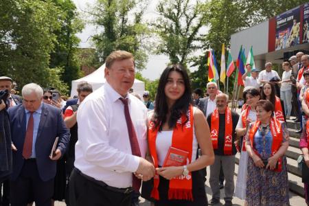 В.И. Кашин возложил цветы к бюсту А.С. Пушкина и памятнику К.Л. Хетагурову и ознакомился с национальным колоритом региональных отделений КПРФ СКФО