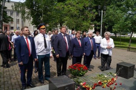 В.И. Кашин возложил цветы к бюсту А.С. Пушкина и памятнику К.Л. Хетагурову и ознакомился с национальным колоритом региональных отделений КПРФ СКФО