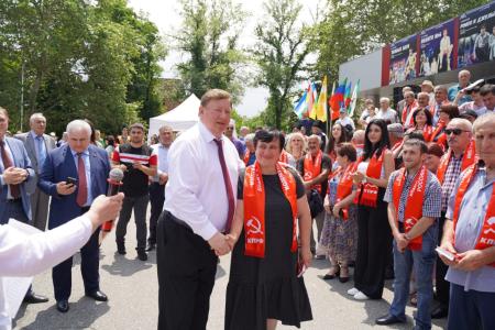 В.И. Кашин возложил цветы к бюсту А.С. Пушкина и памятнику К.Л. Хетагурову и ознакомился с национальным колоритом региональных отделений КПРФ СКФО