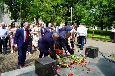 В.И. Кашин возложил цветы к бюсту А.С. Пушкина и памятнику К.Л. Хетагурову и ознакомился с национальным колоритом региональных отделений КПРФ СКФО