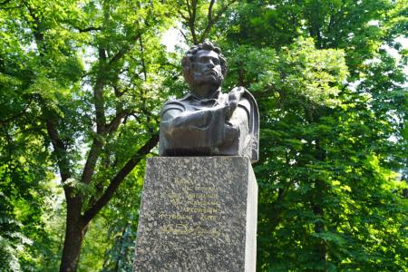В.И. Кашин возложил цветы к бюсту А.С. Пушкина и памятнику К.Л. Хетагурову и ознакомился с национальным колоритом региональных отделений КПРФ СКФО