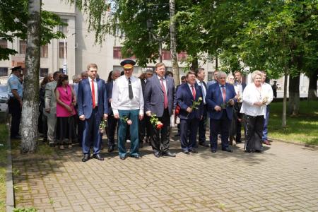 В.И. Кашин возложил цветы к бюсту А.С. Пушкина и памятнику К.Л. Хетагурову и ознакомился с национальным колоритом региональных отделений КПРФ СКФО