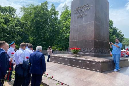 В.И. Кашин возложил цветы к бюсту А.С. Пушкина и памятнику К.Л. Хетагурову и ознакомился с национальным колоритом региональных отделений КПРФ СКФО