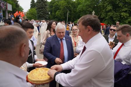 В.И. Кашин возложил цветы к бюсту А.С. Пушкина и памятнику К.Л. Хетагурову и ознакомился с национальным колоритом региональных отделений КПРФ СКФО