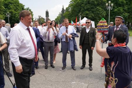 В.И. Кашин возложил цветы к бюсту А.С. Пушкина и памятнику К.Л. Хетагурову и ознакомился с национальным колоритом региональных отделений КПРФ СКФО