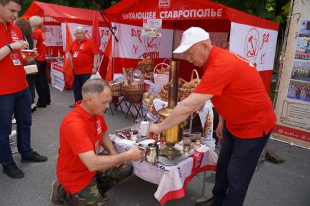В.И. Кашин возложил цветы к бюсту А.С. Пушкина и памятнику К.Л. Хетагурову и ознакомился с национальным колоритом региональных отделений КПРФ СКФО