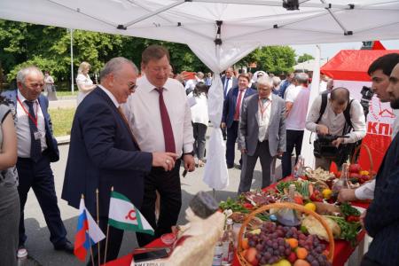 В.И. Кашин возложил цветы к бюсту А.С. Пушкина и памятнику К.Л. Хетагурову и ознакомился с национальным колоритом региональных отделений КПРФ СКФО