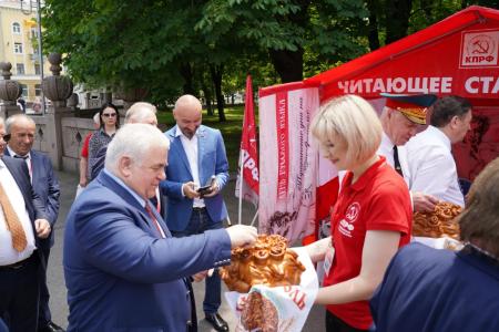 В.И. Кашин возложил цветы к бюсту А.С. Пушкина и памятнику К.Л. Хетагурову и ознакомился с национальным колоритом региональных отделений КПРФ СКФО