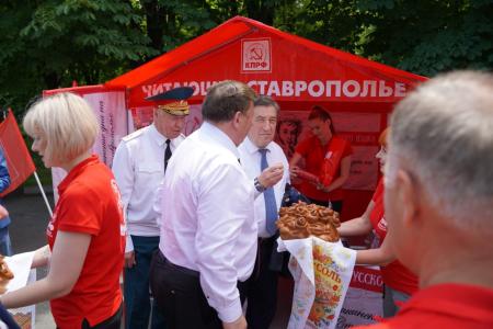 В.И. Кашин возложил цветы к бюсту А.С. Пушкина и памятнику К.Л. Хетагурову и ознакомился с национальным колоритом региональных отделений КПРФ СКФО
