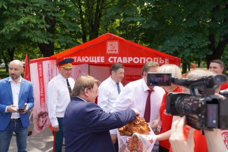 В.И. Кашин возложил цветы к бюсту А.С. Пушкина и памятнику К.Л. Хетагурову и ознакомился с национальным колоритом региональных отделений КПРФ СКФО