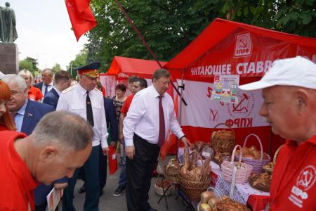 В.И. Кашин возложил цветы к бюсту А.С. Пушкина и памятнику К.Л. Хетагурову и ознакомился с национальным колоритом региональных отделений КПРФ СКФО
