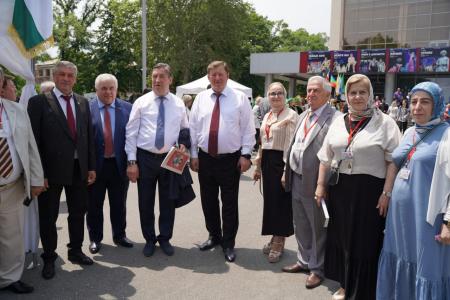 В.И. Кашин возложил цветы к бюсту А.С. Пушкина и памятнику К.Л. Хетагурову и ознакомился с национальным колоритом региональных отделений КПРФ СКФО