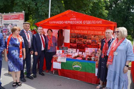 В.И. Кашин возложил цветы к бюсту А.С. Пушкина и памятнику К.Л. Хетагурову и ознакомился с национальным колоритом региональных отделений КПРФ СКФО