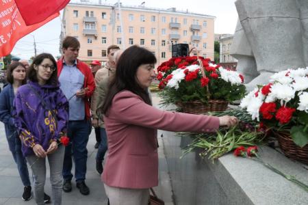 Коммунисты Рязани возложили цветы к Вечному огню в День памяти