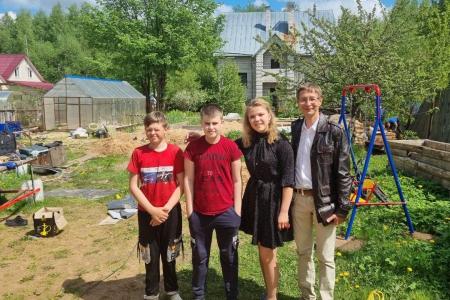 Тверская область. В Международный день защиты детей депутаты-коммунисты Андрей Истомин и Артем Гончаров поздравили многодетные семьи