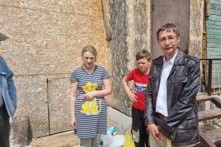 Тверская область. В Международный день защиты детей депутаты-коммунисты Андрей Истомин и Артем Гончаров поздравили многодетные семьи