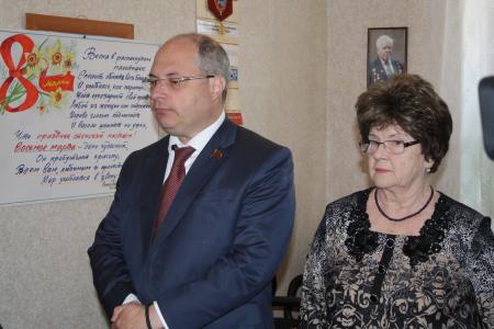 Воронежская область. Сергей Гаврилов поздравил с юбилеем ветерана-авиастроителя Э.И. Перову