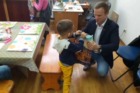 В День защиты детей Владимир Исаков вместе с тульскими коммунистами организовал детям с ОВЗ праздник