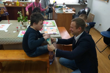 В День защиты детей Владимир Исаков вместе с тульскими коммунистами организовал детям с ОВЗ праздник
