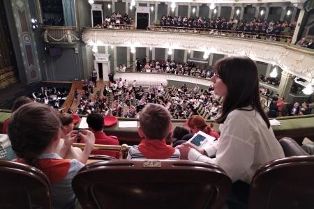 Верим в Победу Добра! Репортаж о праздновании Дня Пионерии в Большом театре