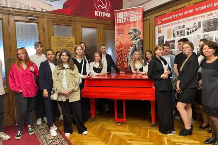 После длительного перерыва фракция КПРФ в Госдуме возобновила экскурсии для школьников и студентов.