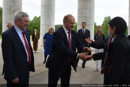 Во имя дружбы и солидарности!