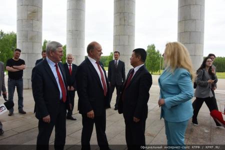 Во имя дружбы и солидарности!