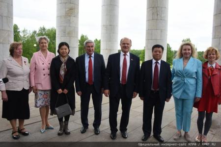 Во имя дружбы и солидарности!