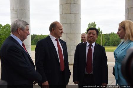 Во имя дружбы и солидарности!