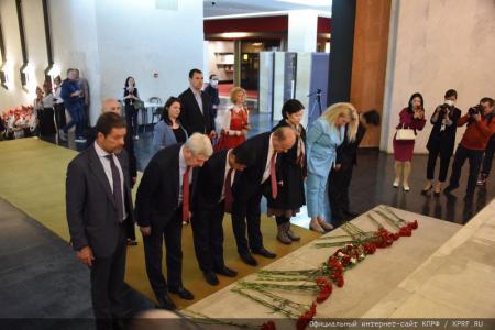 Во имя дружбы и солидарности!