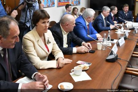 "Родина у нас одна - Россия!". Репортаж о рабочих встречах делегации депутатов ДНР с депутатами Госдумы в Москве