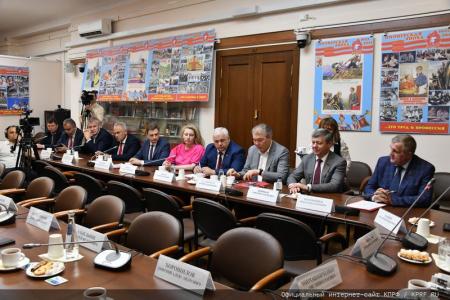 В Госдуме состоялась встреча фракции КПРФ в Госдуме с делегацией Народного Совета ЛНР