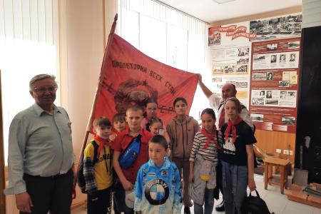 Свердловские пионеры посетили музей Уралмашзавода