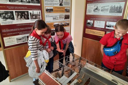 Свердловские пионеры посетили музей Уралмашзавода