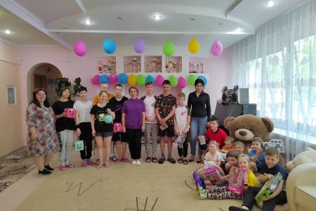 Алтайские коммунисты и комсомольцы в День защиты детей поздравили юных земляков