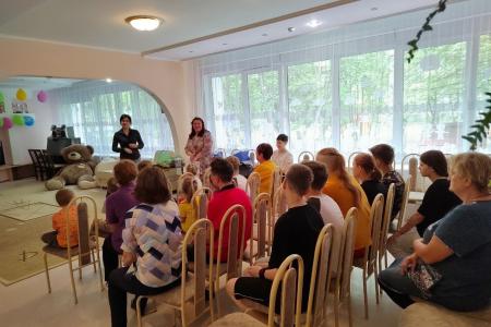 Алтайские коммунисты и комсомольцы в День защиты детей поздравили юных земляков