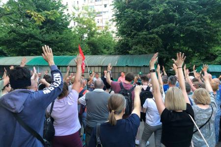 Москва. Депутат-коммунист Денис Парфенов: не допустить снос гаражей!