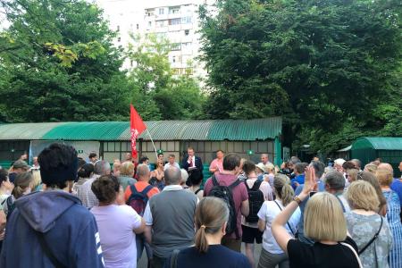 Москва. Депутат-коммунист Денис Парфенов: не допустить снос гаражей!