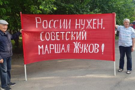 Алтайский край. Коммунисты в Барнауле провели пикет в поддержку инициативы по установке памятника маршалу Жукову