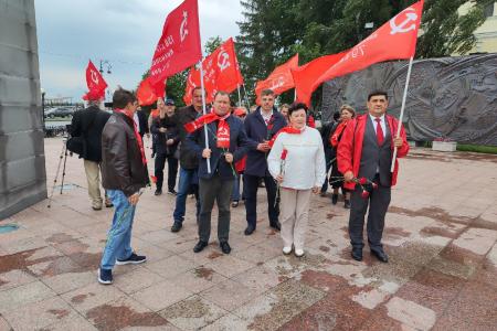 Тюменские коммунисты возложили красные гвоздики в память о павших воинах