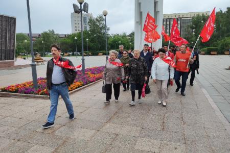 Тюменские коммунисты возложили красные гвоздики в память о павших воинах