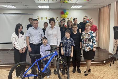 Депутат Госдумы Ирина Филатова и первый секретарь Чувашского отделения КПРФ Александр Андреев в День защиты детей посетили детские дома в Чувашии