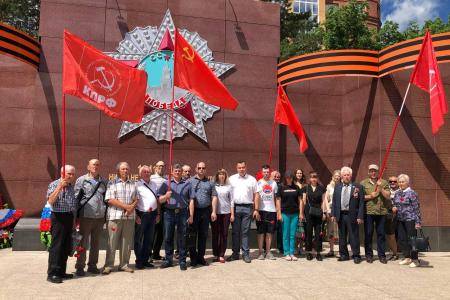 Коммунисты Приамурья возложили цветы к Вечному огню в Благовещенске по случаю 81-й годовщины начала Великой Отечественной войны