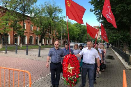 Коммунисты Приамурья возложили цветы к Вечному огню в Благовещенске по случаю 81-й годовщины начала Великой Отечественной войны