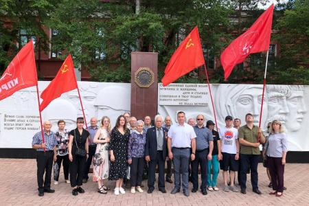 Коммунисты Приамурья возложили цветы к Вечному огню в Благовещенске по случаю 81-й годовщины начала Великой Отечественной войны