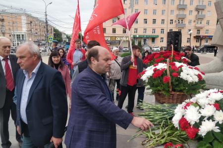 Коммунисты Рязани возложили цветы к Вечному огню в День памяти