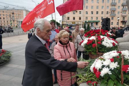 Коммунисты Рязани возложили цветы к Вечному огню в День памяти