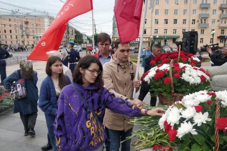 Коммунисты Рязани возложили цветы к Вечному огню в День памяти