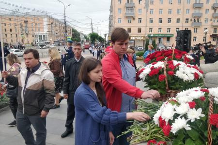 Коммунисты Рязани возложили цветы к Вечному огню в День памяти